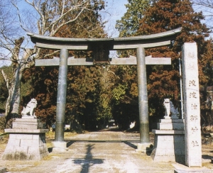 波々伯部神社の青銅鳥居